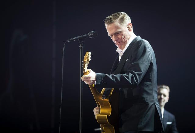 epa05132298 Canadian singer and guitarist Bryan Adams performs on stage during his 'Get up' Tour concert at the Vista Alegre square in Madrid, Spain, 28 January 2016. EPA/LUCA PIERGIOVANNI EDITORIAL USE ONLY/NO SALES