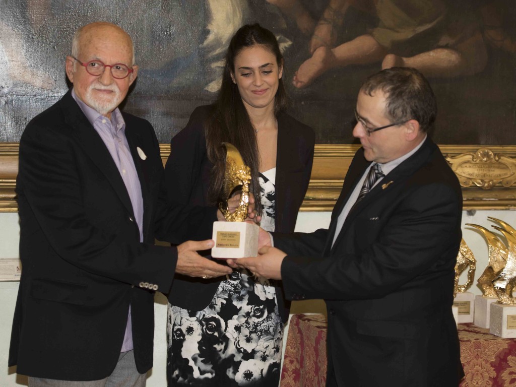 Il famoso scultore Alessandro Romano riceve il Premio dallo scultore Alessandro Marrone