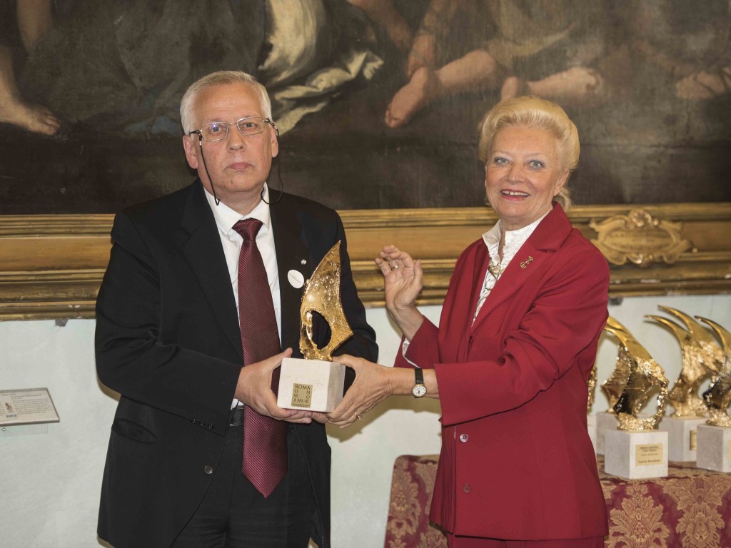 Lo scrittore Valeriu Stancu di Iasci riceve il Premio dalla scrittrice Luisa Gorlani