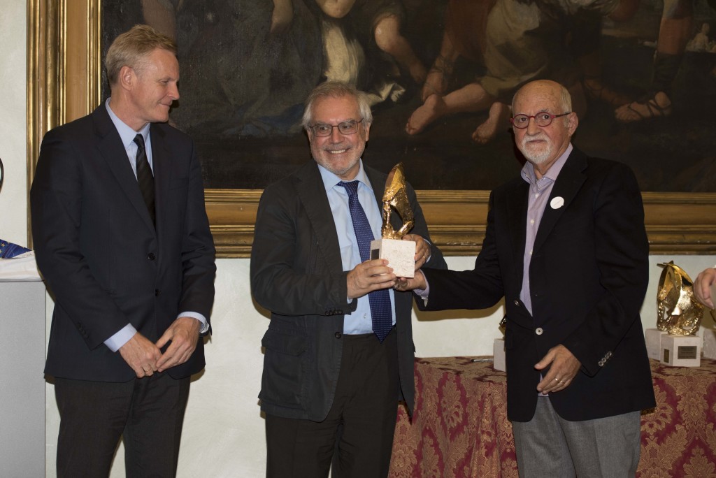  L’Addetto Culturale del Regno Unito e Direttore del British Council Dr. Paul Sellers, e lo scultore Alessanro Romano consegnano il Premio al famoso progettista di ponti Enzio Siviero, propugnatore dei grandi ponti di connessione intecontinentale e del TUNeIT