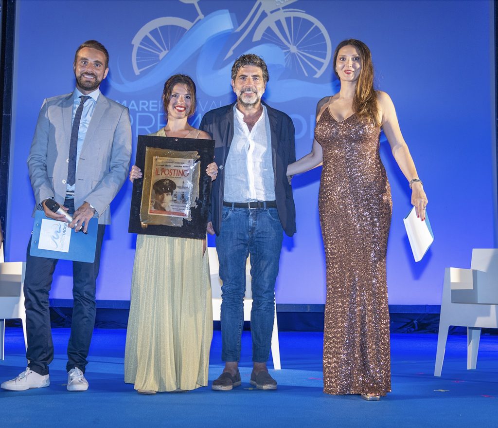 L'imprenditrice Gea Nuccio consegna il premio Troisi a Claudio Castrogiovanni