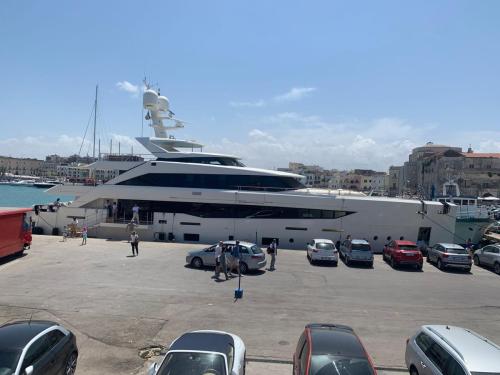 Lo-yacht-Serenity-della-famiglia-reale-del-Bahrein